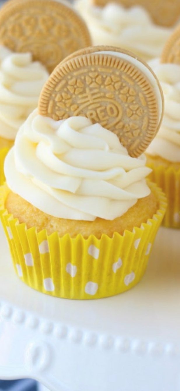 GOLDEN OREOLICIOUS Delectable vanilla cake with golden Oreolicious buttercream frosting